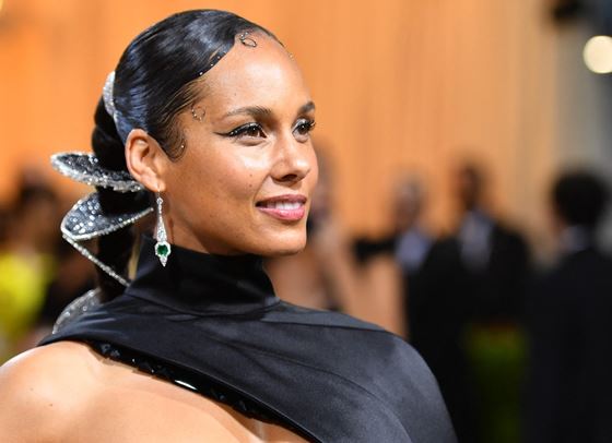 Алиша Кийс продължава грим линията си