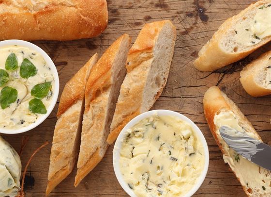 Домашни хлебчета с крема сирене и чесън
