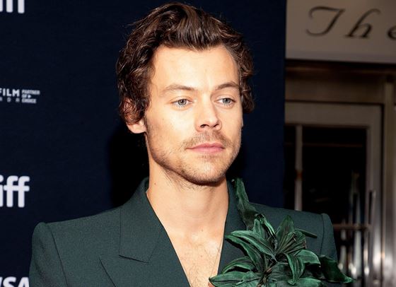 Хари Стайлс разкъса панталоните си пред Дженифър Анистън