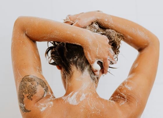 Защо трябва да ексфолирате кожата на главата