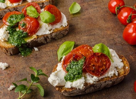 Брускети с (домашна) рикота и сушени домати