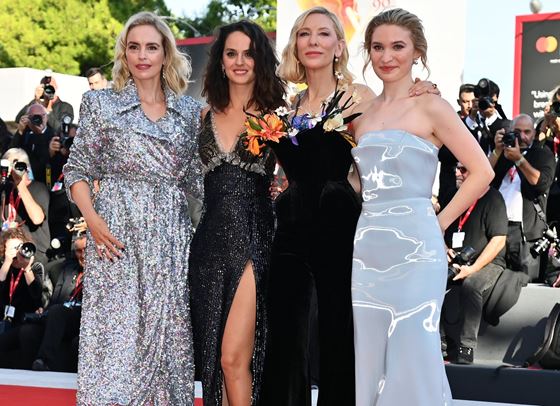 Старт на фестивала във Венеция, вижте визиите от червения килим