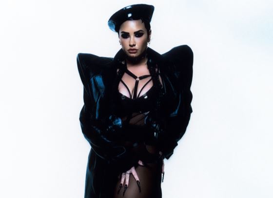 HOLY FVCK, Деми Ловато се завърна с гръм и трясък