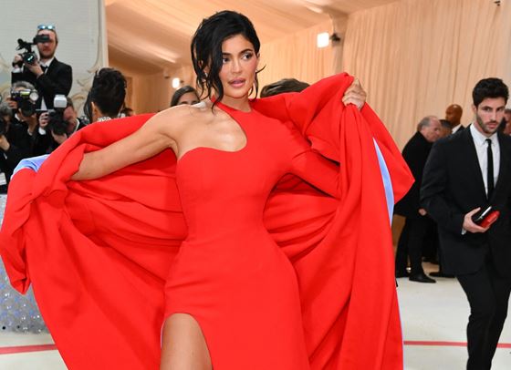 Феновете са недоволни, че Кайли Дженър парадира с богатството си