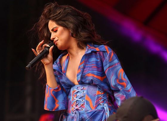 Камила Кабейо оставя проблемите настрана в &quot;Bam Bam&quot;