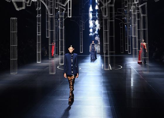 Космически романтизъм от Fendi и Ким Джоунс