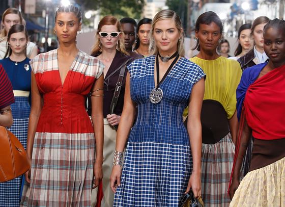 Tory Burch изпрати покана за панаир на женствеността