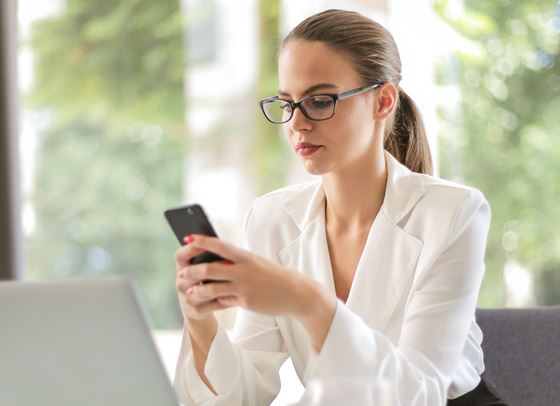 Трябва ли да носим очила в офиса?