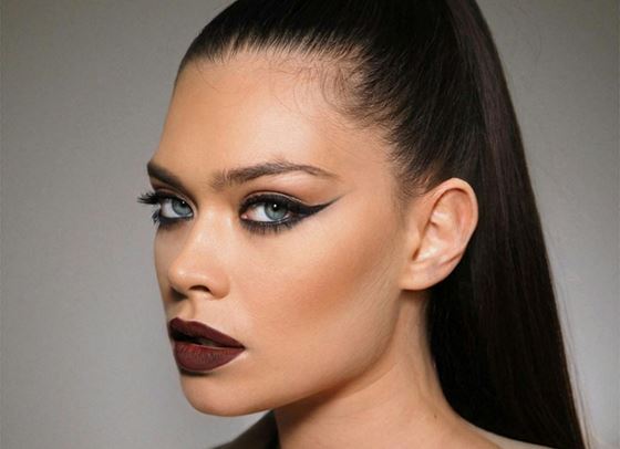 Черна срещу кафява очна линия: кога и защо да носите всяка?