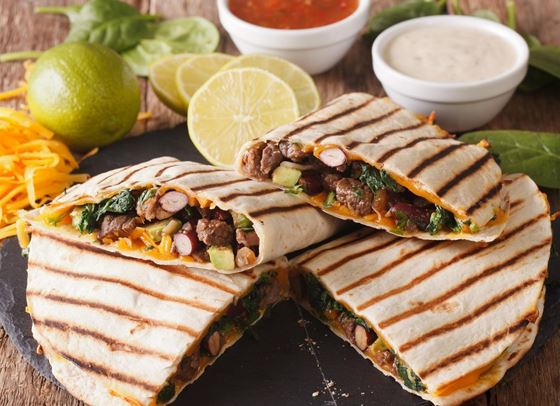 Кесадия с телешко, лайм, боб и сос от заквасена сметана