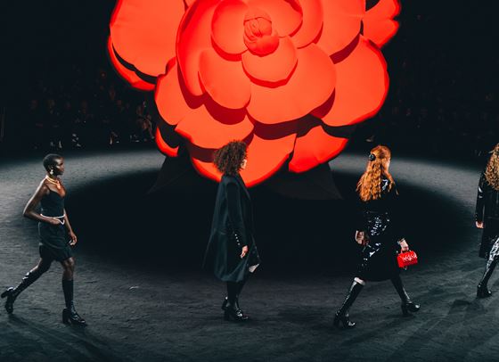 Камелиите са навсякъде в новата колекция на CHANEL