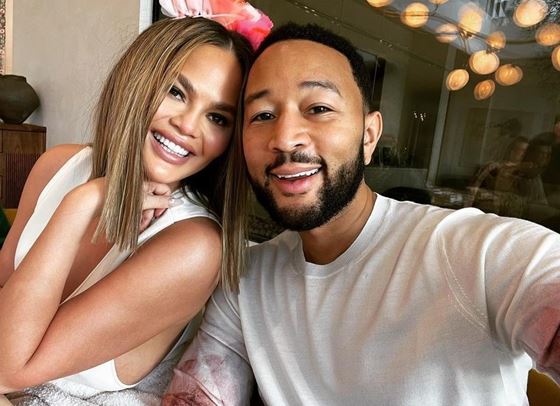 Криси Тейгън не е бременна, но с Джон правят опити