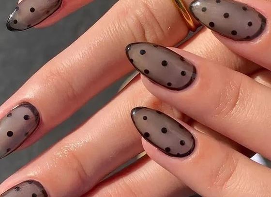 Маникюр "Sheer Stockings": новият зимен тренд, който покори модния свят
