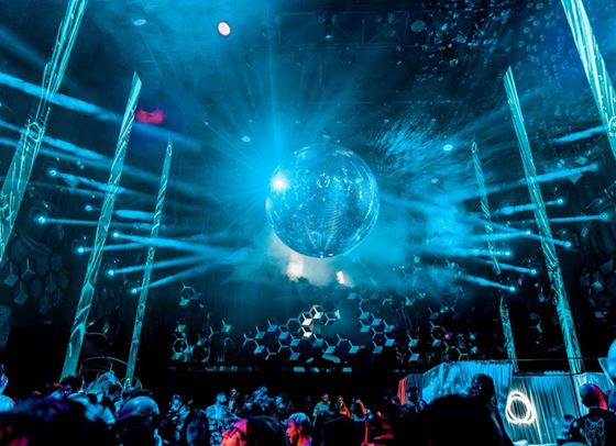 Парти уикендът на София – IQOS завладя най-популярните заведения