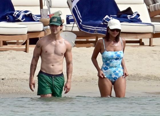 Коя е новата жена до Джо Джонас?