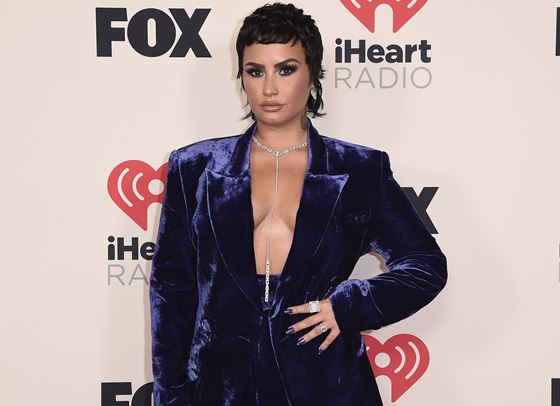 Деми Ловато показа екстравагантното си жилище