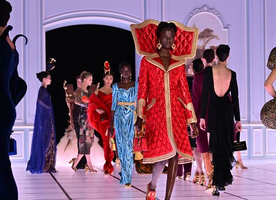 Джеръми Скот ни показа сюрреалистичната къща на Moschino