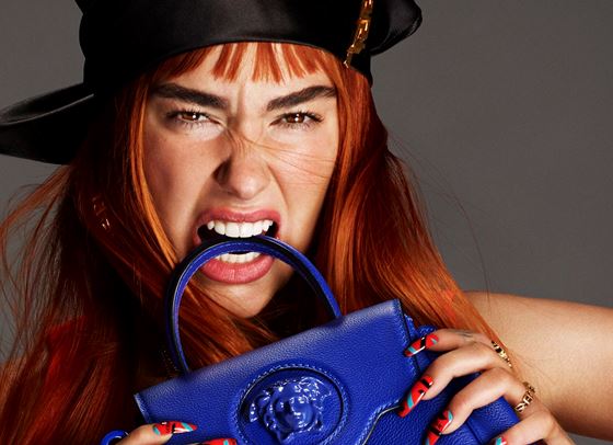 Дуа Липа запали огън в иначе горещата есен на Versace