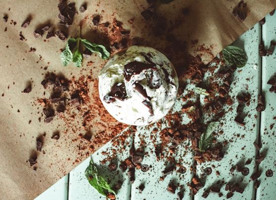 Домашен ментов сладолед с парченца шоколад