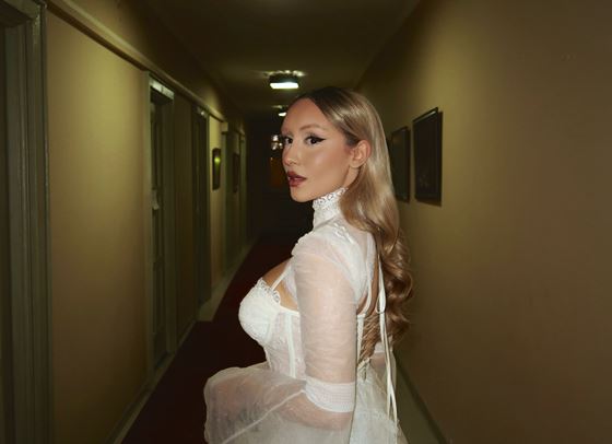 Дара Екимова представя своя вариант на &quot;Остани&quot;