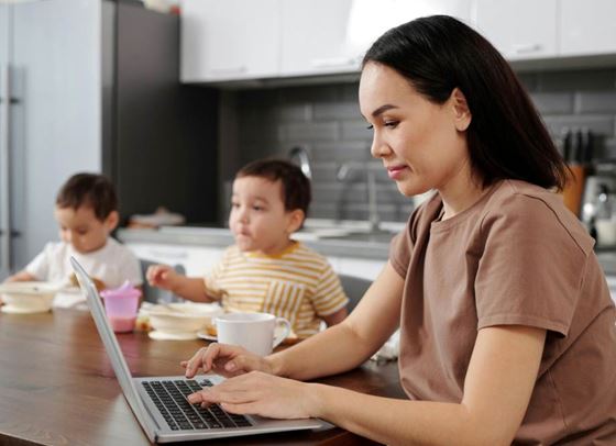 Как да съчетаваме работата home office с отглеждането на деца
