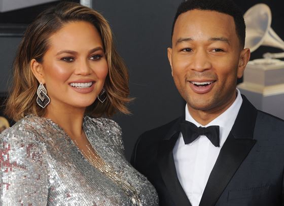 Криси Тейгън направи (романтично) завръщане в Twitter