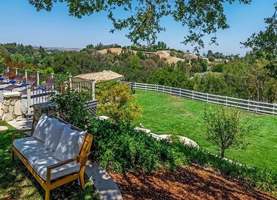 Разгледайте новата къща на Шей Мичъл в Бевърли Хилс