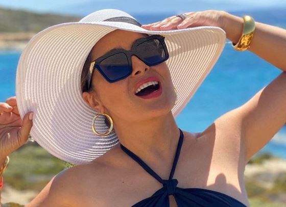 Салма Хайек посрещна новата година със сексапил