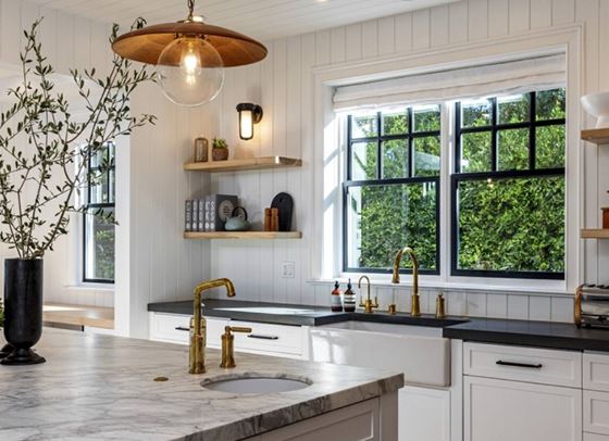 Разходете се в новия дом на Дакота Джонсън и Крис Мартин