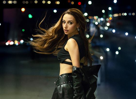 Михаела Маринова превръща любовта в музика, а мечтите – в реалност