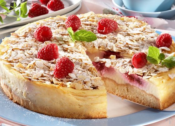 It&#39;s dessert time! Пухкав кейк с малини и бадеми