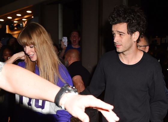 Мати Хийли се извини на Тейлър Суифт по време на концерт