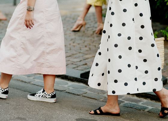 Рокля и маратонки: Trendy дуетът на пролет 2022