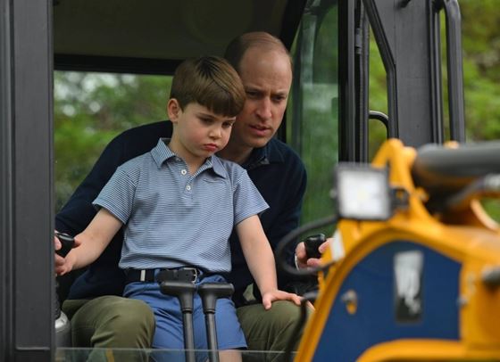 Принц Луи подкара багер заедно с баща си