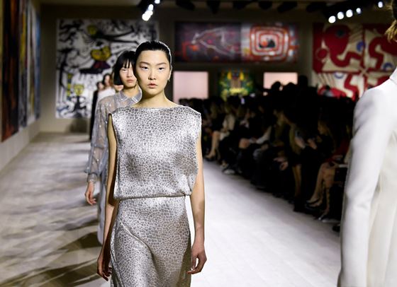 Миналото среща бъдещето в новата haute couture колекция на Dior