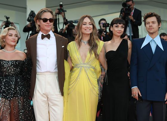 Don&#39;t Worry Darling буквално завладя Венеция