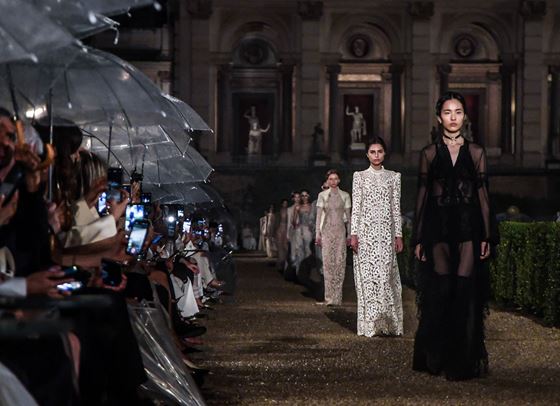 Дъждовна магия в Рим: Dior представи новата си круизна колекция