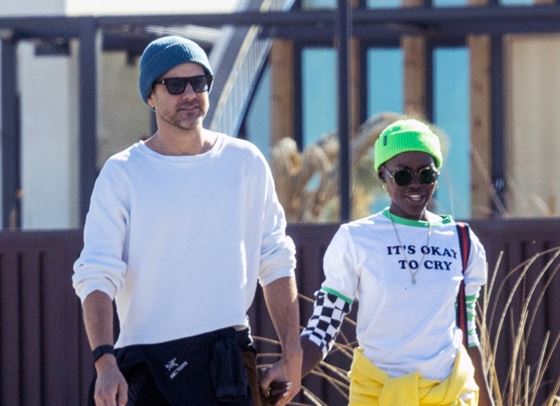 Love is in the air! Джошуа Джаксън и Лупита Нионго са заедно