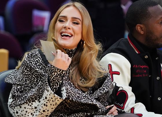 Всички говорят за леопардовото палто на Адел