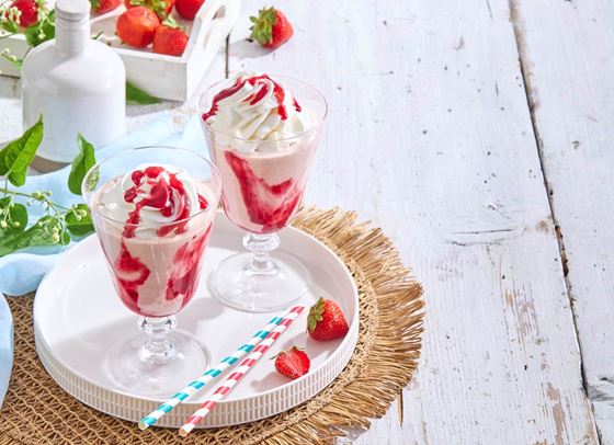 Лятна свежест в чаша: Ягодов коктейл с ванилов сладолед
