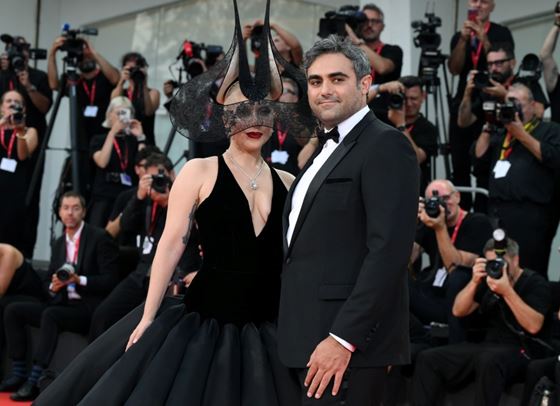 Лейди Гага отново привлече погледите на фестивала във Венеция