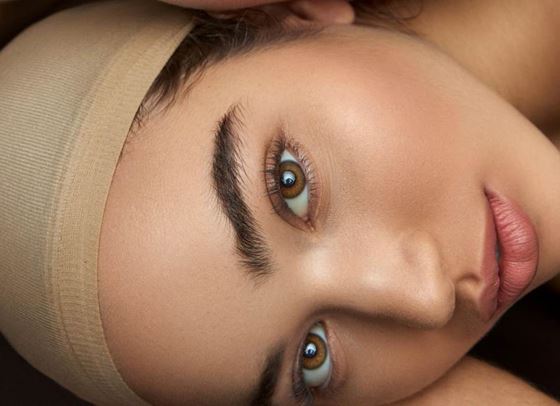 Тайната за безупречен тен: Техниката на звездните гримьори