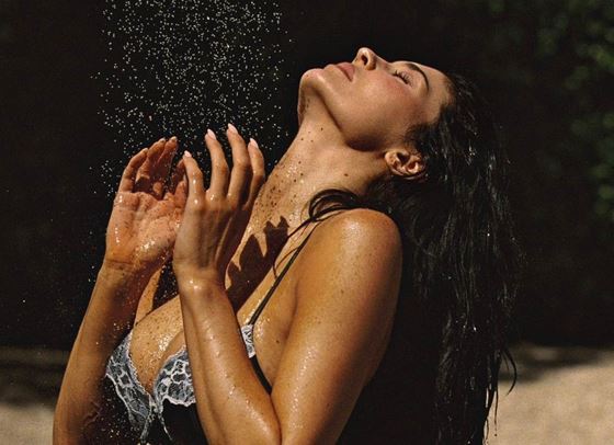 Кайли Дженър представя новата си колекция бански