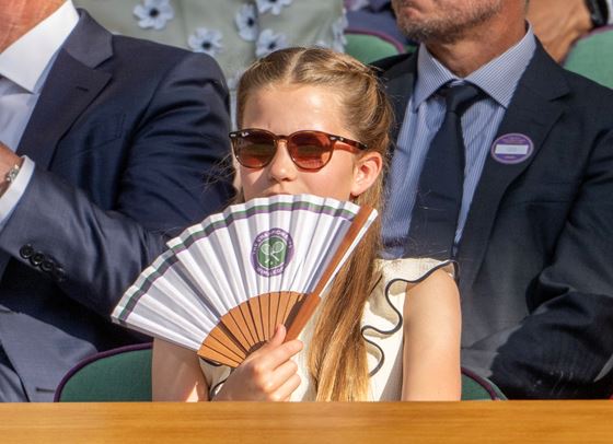 Принцеса Шарлот открадна шоуто, докато гледа Уимбълдън с майка си