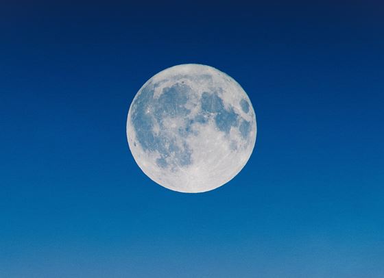 Рядката Синя суперлуна ни провокира да забравим миналото и драмите