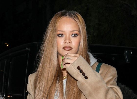 Риана заложи на меденоруса коса