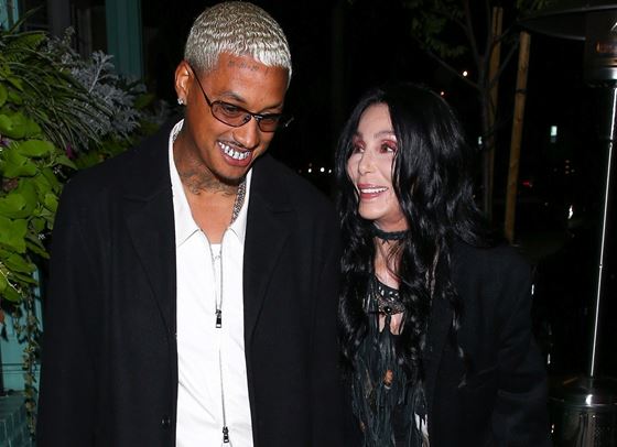 Шер се чувства като &quot;тийнейджърка&quot; с новото си гадже