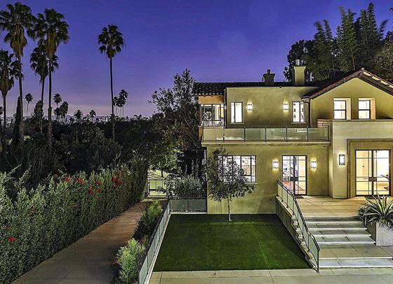 Риана продава поредното имение в Холивуд