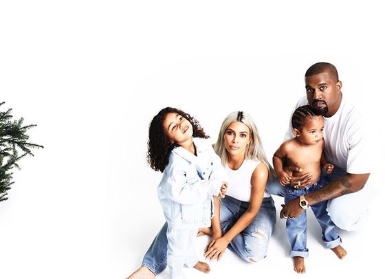 Коледните картички на клана Кардашиян през годините