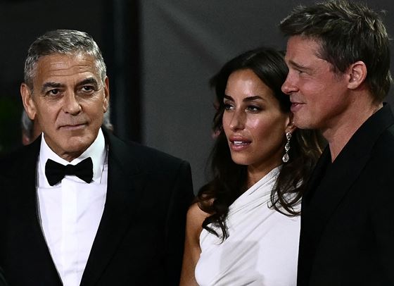 Брад Пит и Джордж Клуни с половините си във Венеция